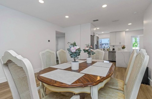 Carver City - Lincoln Gardens Maison | Family-Friendly Tampa Retreat w/Back & Playset