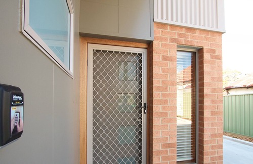 Shortland Maison | Family Friendly Townhouse 5 with large yard
