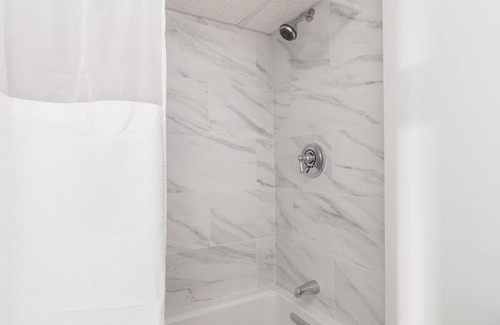 Beverly Hôtel | Family-friendly Unit with Free Guest Parking and a Fully Equipped Kitchen