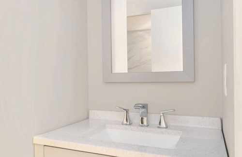 Beverly Hôtel | Family-friendly Unit with Free Guest Parking and a Fully Equipped Kitchen