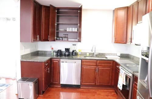 Fairmount Heights Maison | Family friendly-4Bedroom house, free 2 car driveway/street parking DC &VA acess.