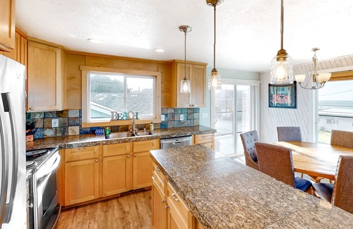 Gleneden Beach Maison | Maison familiale w / vue sur l'océan et bain à remous privé - marcher jusqu'à la plage!