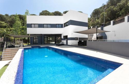 Lloret Town Center Villa | Family-friendly villa in Lloret de Mar with private pool