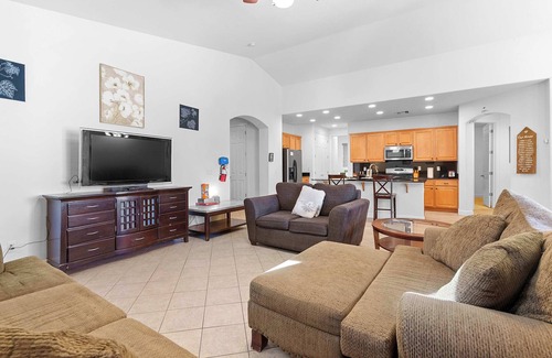 Palm Valley Maison | Family Friendly w/ Badminton | Goodyear Park