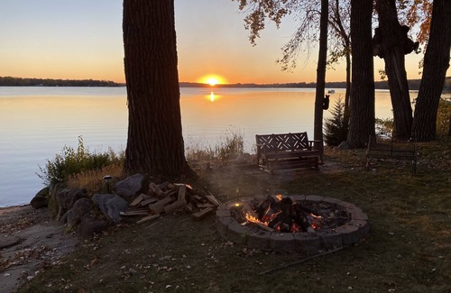 Prior Lake Maison | Maison familiale au bord de l'eau avec plan d'étage ouvert et belle vue sur le lac!