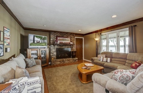 Prior Lake Maison | Maison familiale au bord de l'eau avec plan d'étage ouvert et belle vue sur le lac!