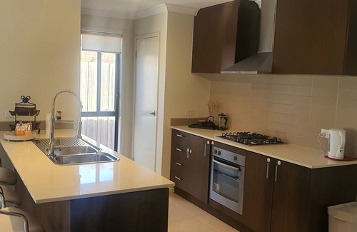 Truganina Maison | Family Fun - 25 min from CBD