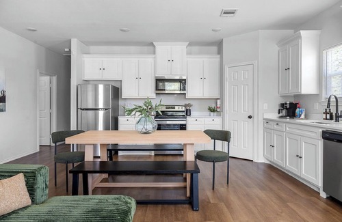 Bonham Maison | Family Fun Getaway| Game Room| Fire Pit| Mini Golf