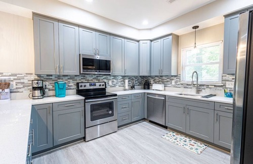 Newport News Maison | Maison familiale de 5 chambres avec 2 maîtres et aire de jeux extérieure