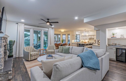 Val Vista Lakes Maison | Family Fun Lakefront, Htd Pool, Spa, Putt Green, Kayaks, Covered Patio w/TV, Indoor Games