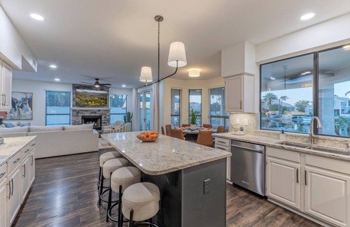 Val Vista Lakes Maison | Family Fun Lakefront, Htd Pool, Spa, Putt Green, Kayaks, Covered Patio w/TV, Indoor Games
