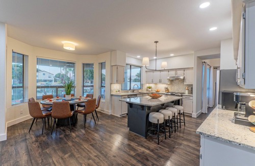 Val Vista Lakes Maison | Family Fun Lakefront, Htd Pool, Spa, Putt Green, Kayaks, Covered Patio w/TV, Indoor Games