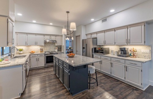 Val Vista Lakes Maison | Family Fun Lakefront, Htd Pool, Spa, Putt Green, Kayaks, Covered Patio w/TV, Indoor Games