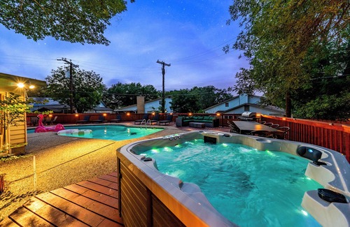 Arboretum Maison | Family Gem - Heated Pool, Hot tub, GameRooms, Playground, Firepit, Chess, EV…