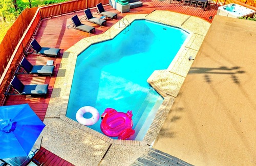 Arboretum Maison | Family Gem - Heated Pool, Hot tub, GameRooms, Playground, Firepit, Chess, EV…