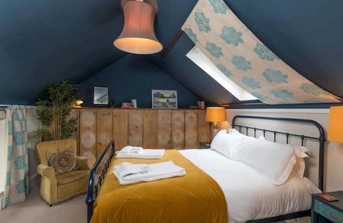 Newton St Loe Autre | Family Gem in Bath, sleeps 18, stunning view