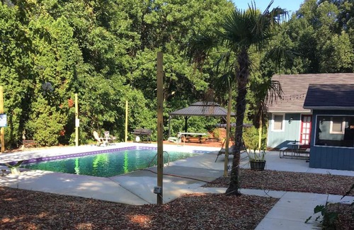 Charlotte Maison | Grande maison East Charlotte avec piscine, bain à remous, arcade, sauna à vapeur et billard