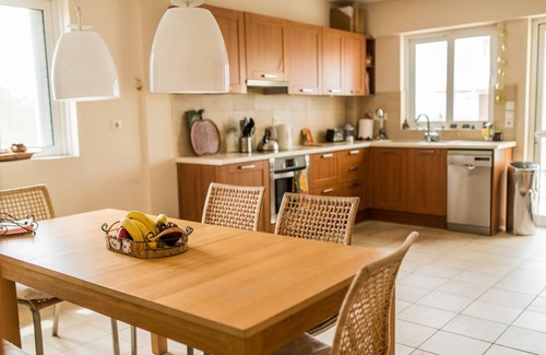 Voula Appartement | Escapade familiale, spacieuse et luxueuse, vue mer, terrasse, à côté de la plage de Voula