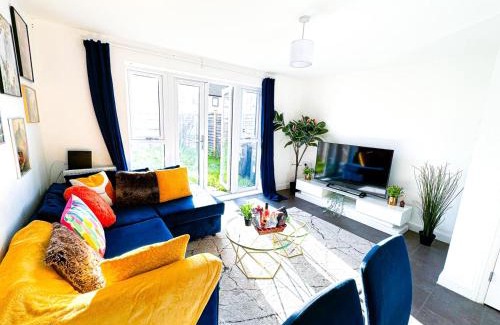 Bordesley Appartement | Family, Group & Contractor Stay - Sleeps Upto 9 Guests with Free Parking