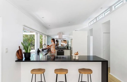 Beacon Hill Maison | Family haven in Allambie Heights. Relaxed & peaceful cul-de-sac.