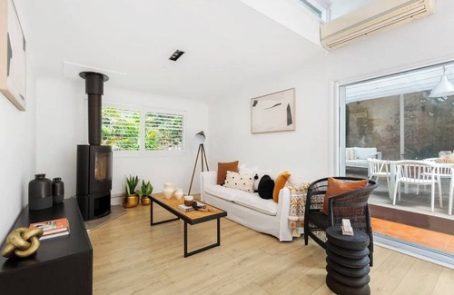 Beacon Hill Maison | Family haven in Allambie Heights. Relaxed & peaceful cul-de-sac.