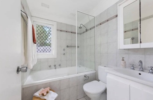 Beacon Hill Maison | Family haven in Allambie Heights. Relaxed & peaceful cul-de-sac.