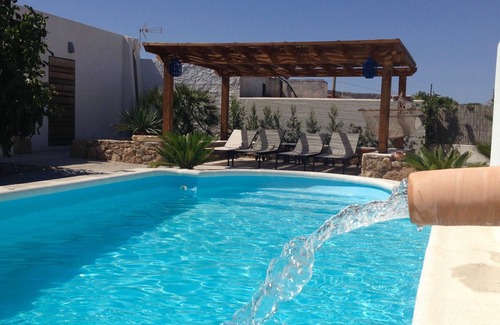 Fernan Perez Cottage | ancienne maison rénovée moderne, piscine privée, à proximité des plages.