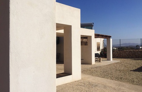 Fernan Perez Cottage | ancienne maison rénovée moderne, piscine privée, à proximité des plages.