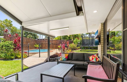 Currimundi Maison | 5 min to Beach, 4 Bed Home, in ground Pool, Outside Entertaining Areas.