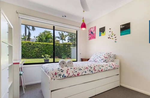 Currimundi Maison | 5 min to Beach, 4 Bed Home, in ground Pool, Outside Entertaining Areas.