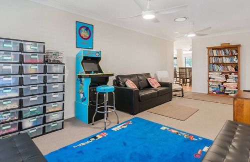 Currimundi Maison | 5 min to Beach, 4 Bed Home, in ground Pool, Outside Entertaining Areas.