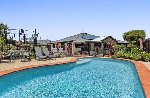 Currimundi Maison | 5 min to Beach, 4 Bed Home, in ground Pool, Outside Entertaining Areas.