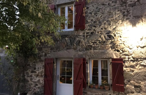 Ferrieres-sur-Sichon Cottage | Maison familiale avec jardin clos, cheminée, animaux acceptés et internet à Ferrières-sur-Sichon