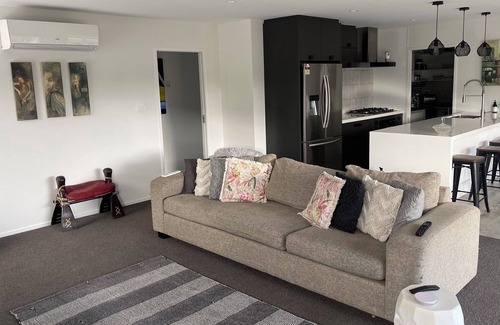 Pyes Pa Maison | Family Home, 3 Minutes to Mall, Cinema and Restaurants lake Walks,5mins to Mount