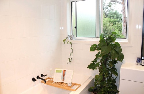 Corlette Maison | Family home 5 minutes walk to the beach. Fur babies welcome!