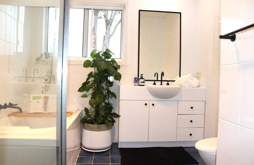 Corlette Maison | Family home 5 minutes walk to the beach. Fur babies welcome!