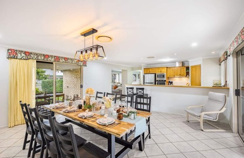 Carindale Maison | Family Home Close to Shopping Centre and Highway