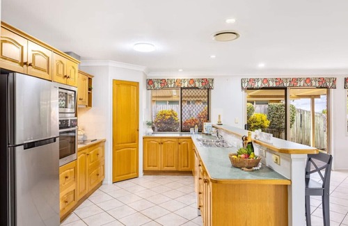 Carindale Maison | Family Home Close to Shopping Centre and Highway