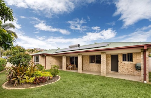 Carindale Maison | Family Home Close to Shopping Centre and Highway