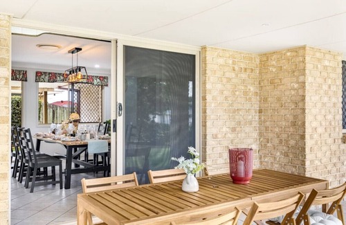 Carindale Maison | Family Home Close to Shopping Centre and Highway