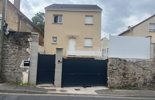 Villecresnes Maison | Family home in a quiet, respectful neighborhood.