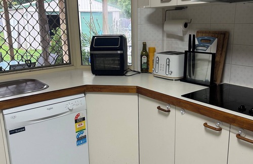Burpengary Maison | Family home in the heart of Burpengary- Pet Friendly & Ducted Aircon!