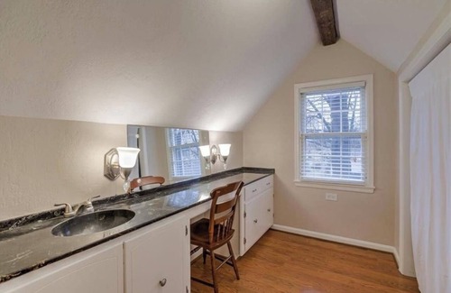 Roeland Park Maison | Family Home in the Heart of KC Minutes away from The Plaza, Westport, & P&L!