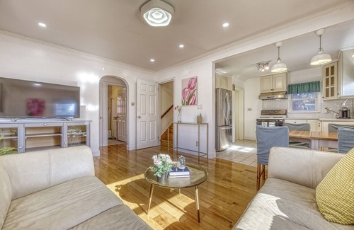 Glen Head Maison | Family Home near NY Beach, Private Workspace by Zen Living