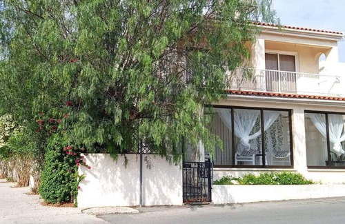 Mazotos Maison | Family home only 1200mtrs from the beach