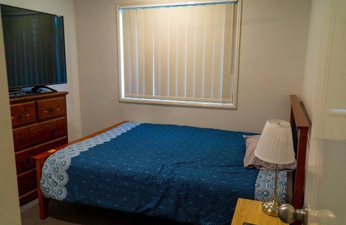 Redbank Plains Maison | Family home with free parking close to everything