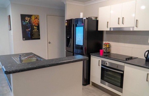 Redbank Plains Maison | Family home with free parking close to everything