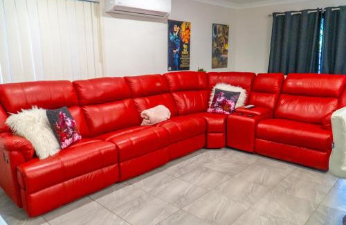 Redbank Plains Maison | Family home with free parking close to everything