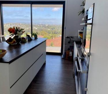 North Curl Curl Maison | Family home with pool and views