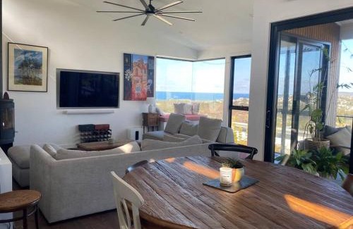 North Curl Curl Maison | Family home with pool and views